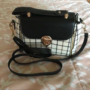 ✨~Black and Cream colored small crossbody purse~✨